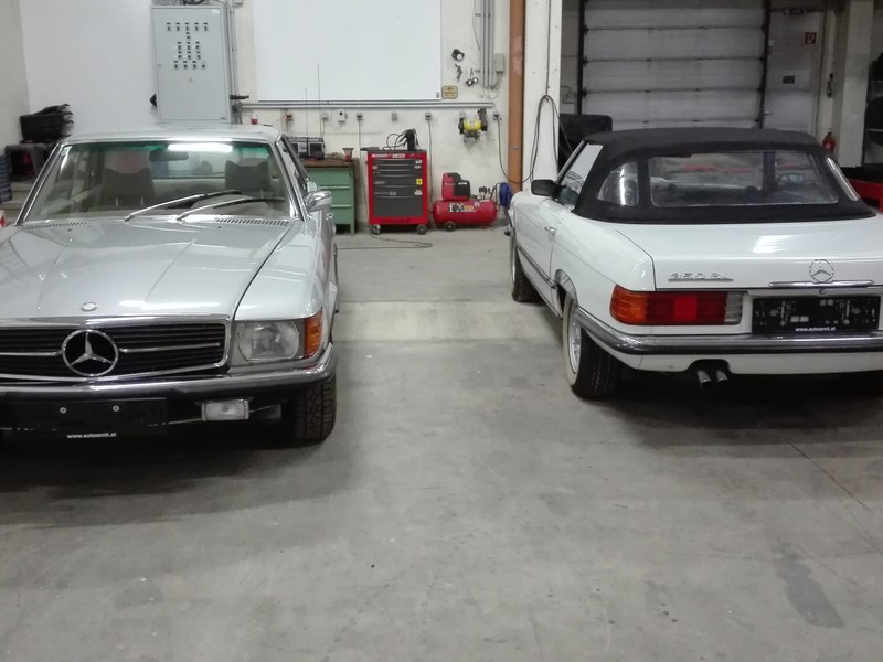 Mercedes SL mit offener Motorhaube in der Halle