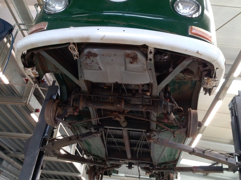VW Bus von vorne auf der Hebebühne