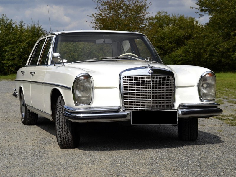 Mercedes /8 im Freien