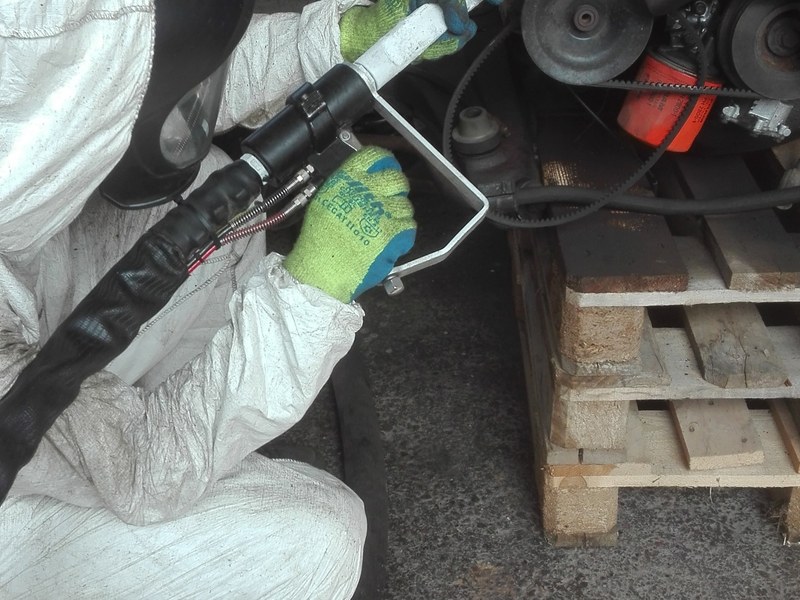 Trockeneisstrahlen an einem Motor